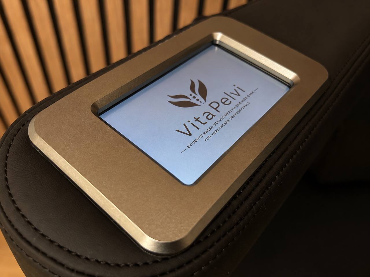 Het touchscreen in de armleuning toont het VitaPelvi-startscherm.