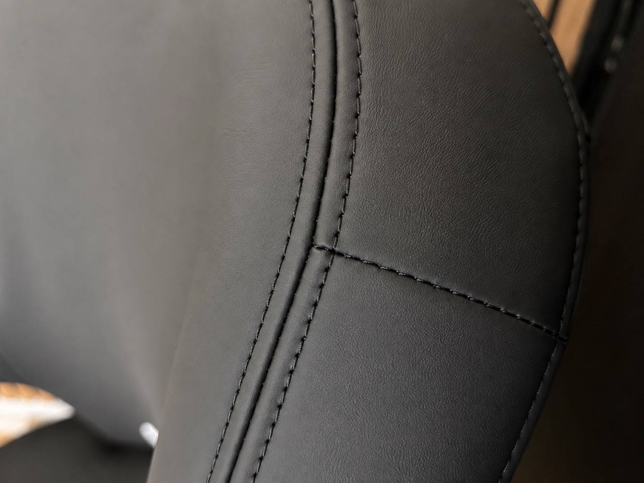 Close-up van de gestikte bekleding van de stoel.